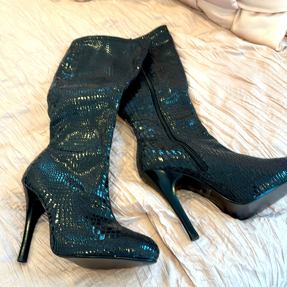 NWT STUNNING WHBM BLACK FAUX SNAKESKIN BOOTS